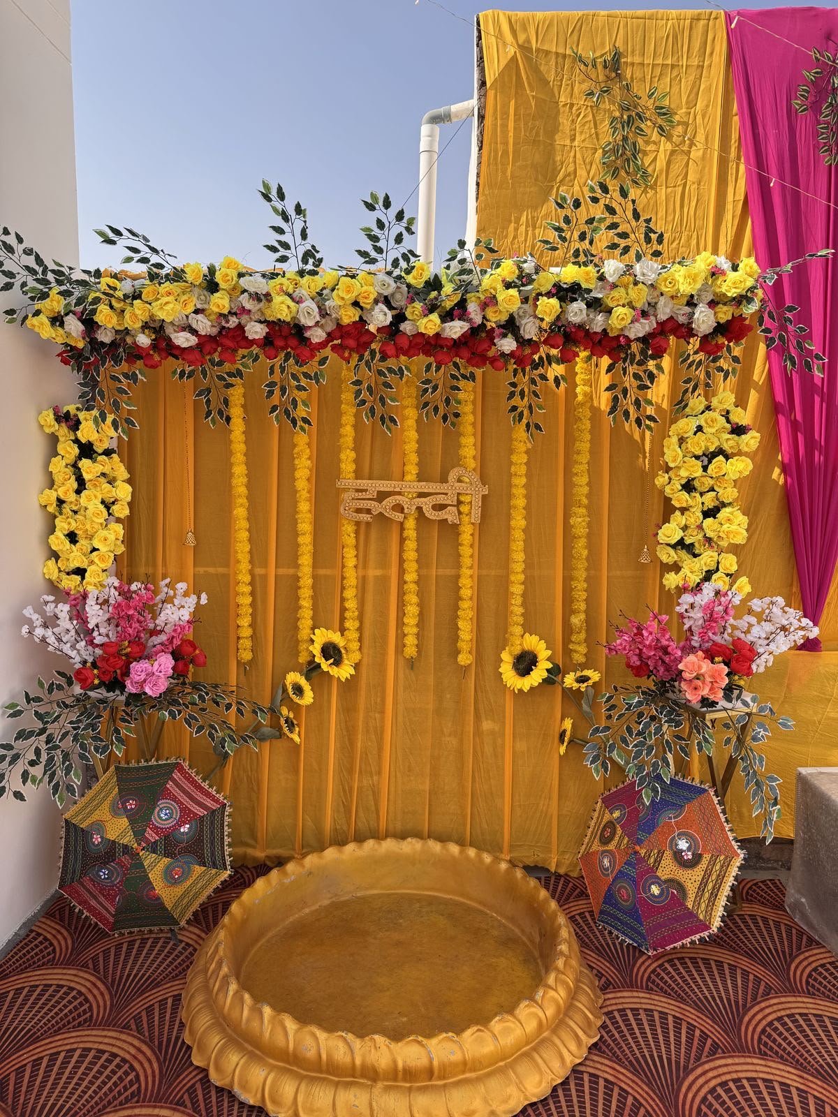 Round flower wall engagement decoration